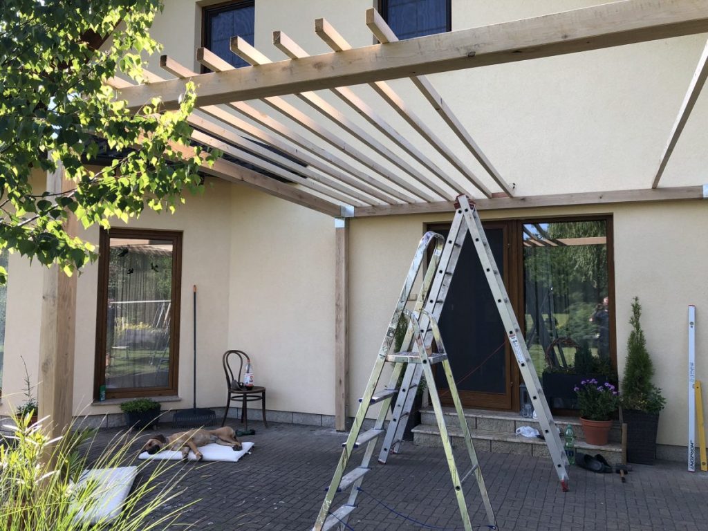 Stavba dubové pergoly - hodinový manžel