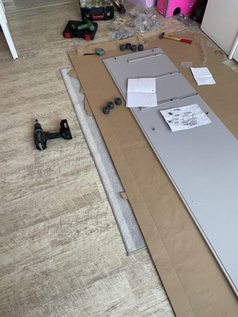 Montáž skříně XXXLutz