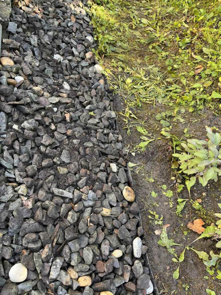 Neviditelný obrubník - náhrada za plechy