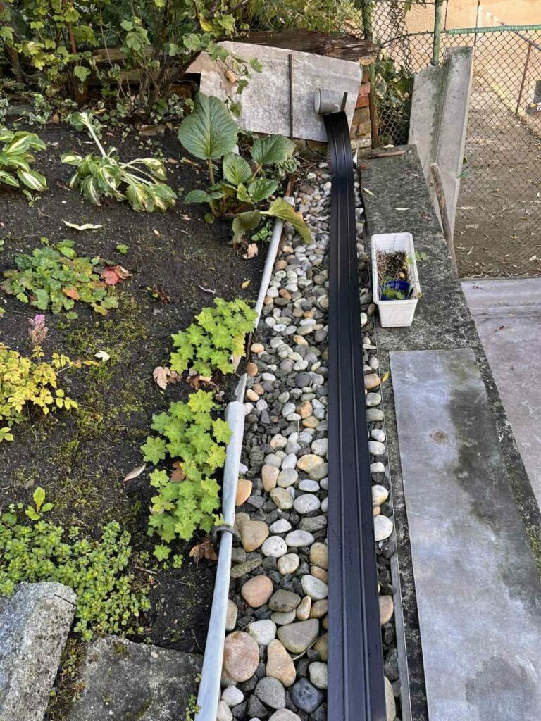 Neviditelný obrubník - náhrada za plechy